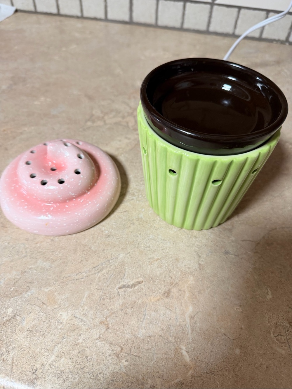 SCENTSY mid Size retired Cupcake ceramic wax warmer - Picture 2 of 7